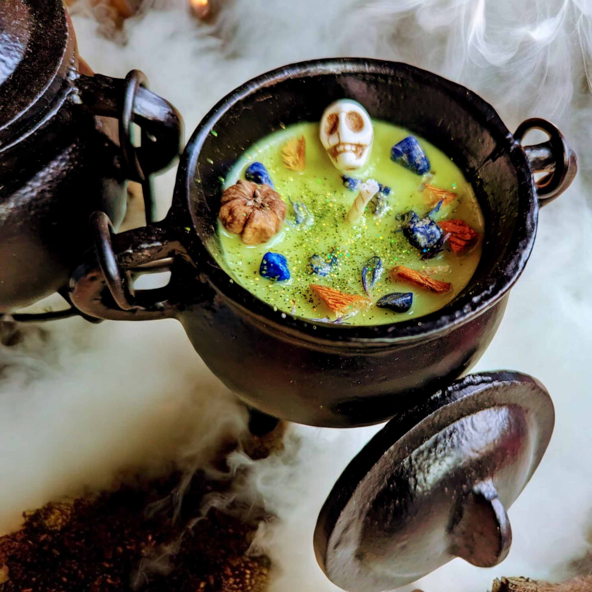 failinimi kuumoorid_väeküünal_kristallidega_küünal_sojavahast_eeterlike_õlidega_hauliit_kristallid_kärbseseen_pealuu_kristallküünal_nõiapada_lasuriit_rukkilill_001