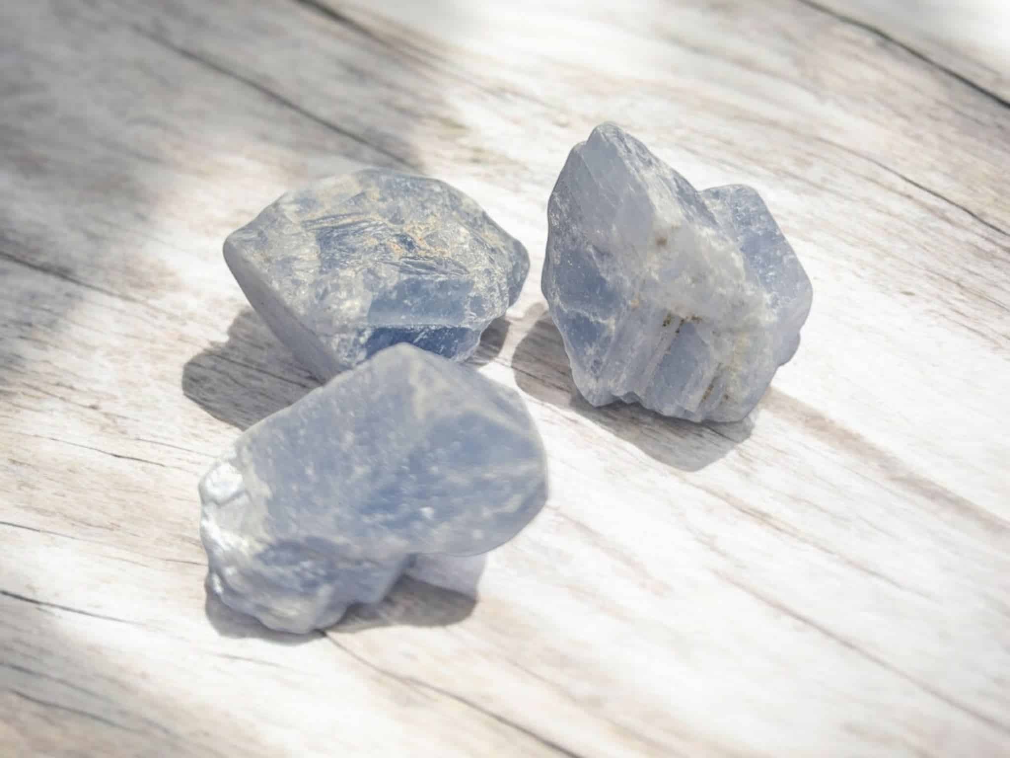 kuumoorid_kristall_kristallidega_küünal_sojavahast_eeterlike_õlidega_kristallküünal_kristallid_angeliit