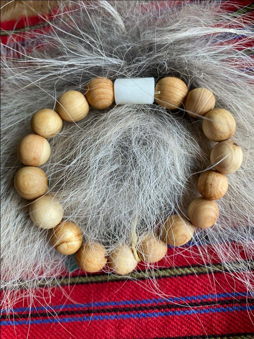 kuumoorid_kristall_kristallidega_küünal_sojavahast_eeterlike_õlidega_kristallkyynal_kristallid_Saare_Kunksmoor_karuluu_luigeluu_kadakamaagia_kadakas_maagia_pihlakas_kadaks_huniluuga